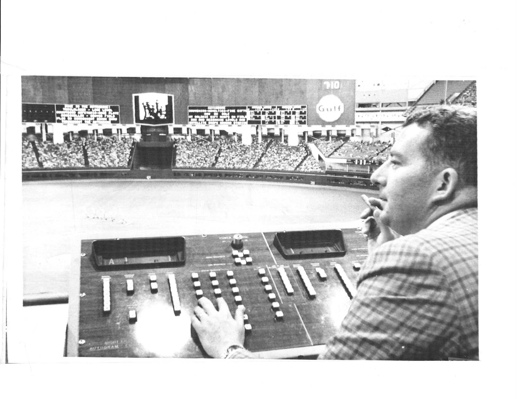 Bill Giles with scoreboard